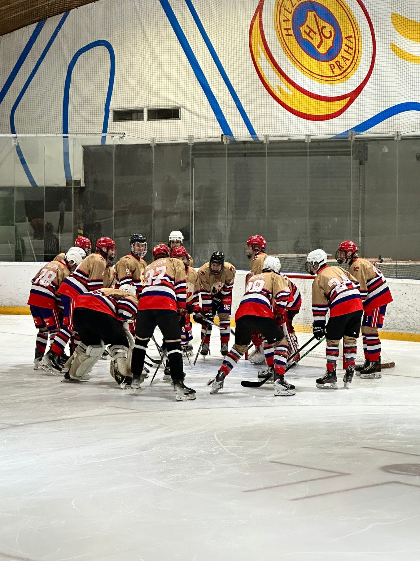 P3 team huddle at HC Hvězda Praha arena