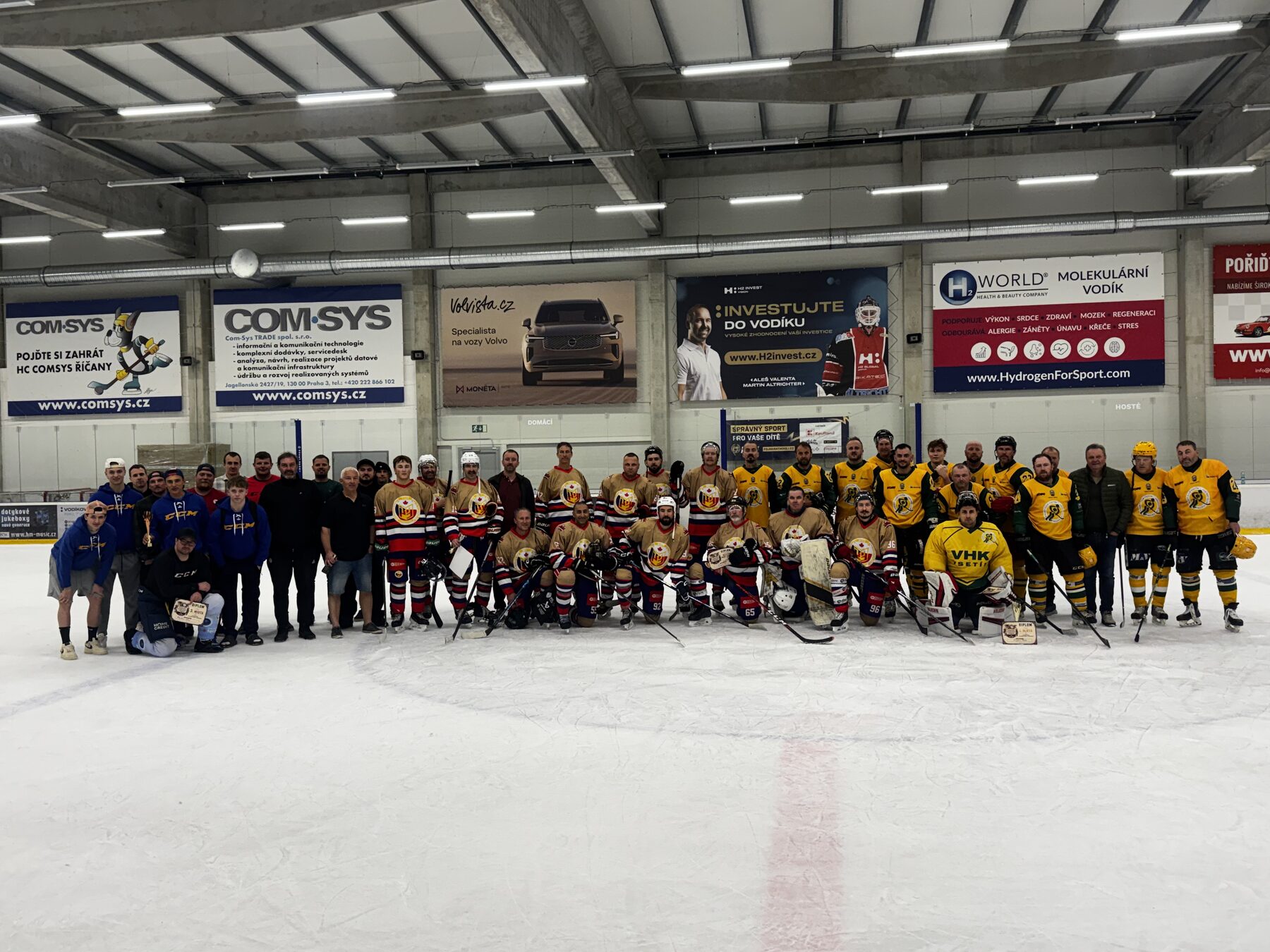 Rusty Mitts and Czech opponents post-game team photo at HC Comsys Říčany