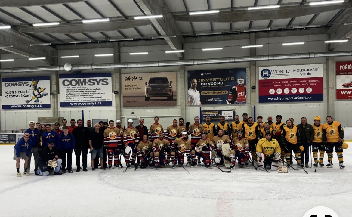 Full team photo with Rusty Mitts and Czech opponents at HC Comsys Říčany