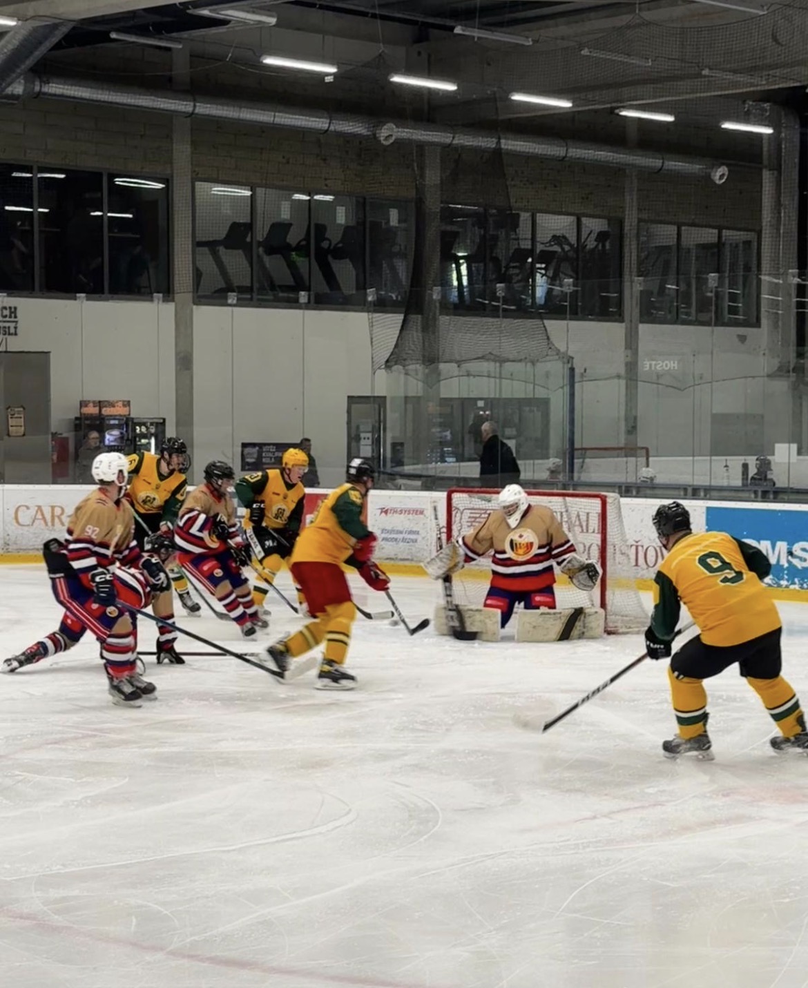 Rusty Mitts goaltender tracking the play against HC Vsetín