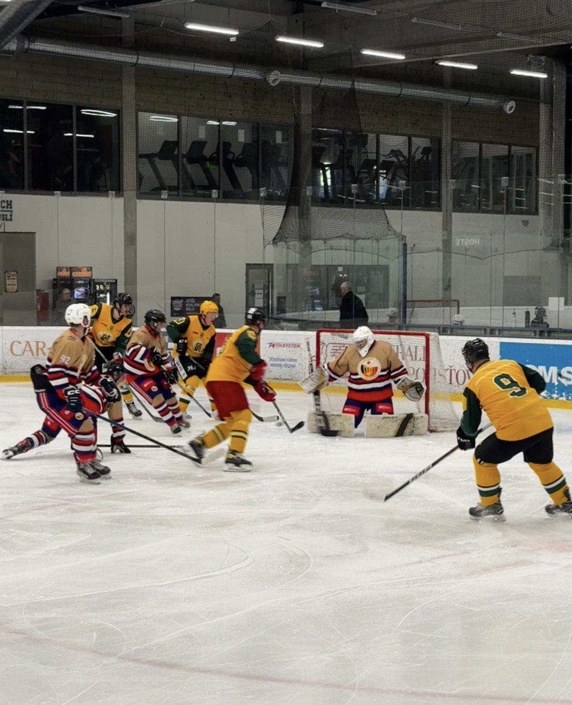 Rusty Mitts defenders collapsing in the slot against HC Vsetín